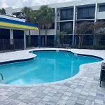 Days Inn & Suites By Wyndham Orlando Airport