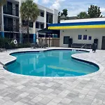 Days Inn & Suites By Wyndham Orlando Airport