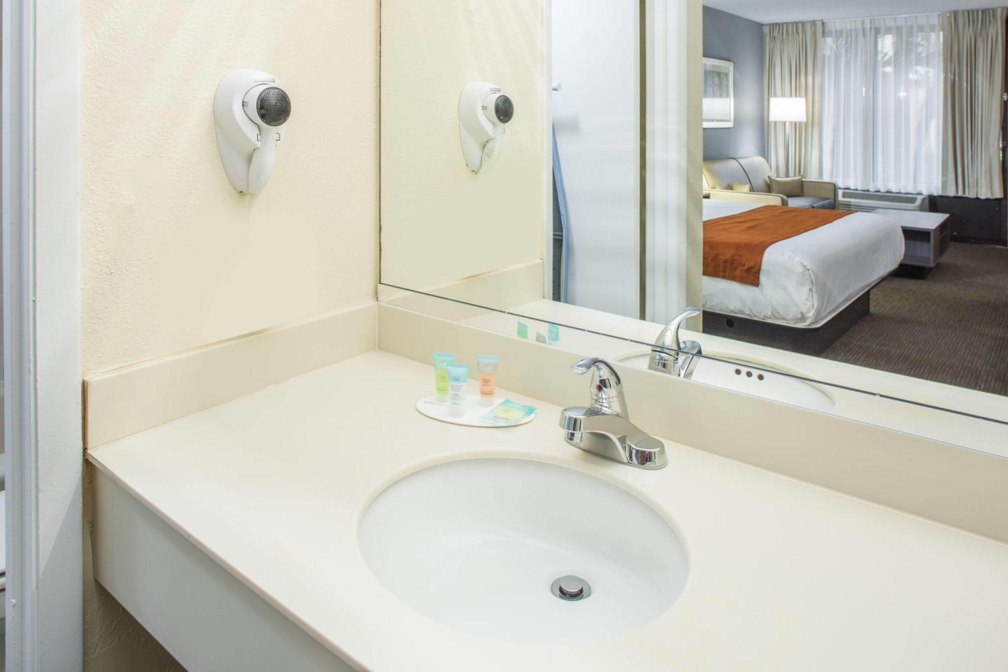 Days & By Wyndham Airport Motel Orlando
